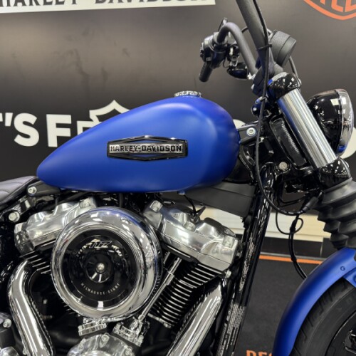 2026 Harley-Davidson® Street Bob® Aurora Blue Denim Chrome Cast Wheels thumb 2