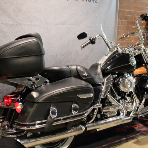 2010 Harley-Davidson® Road King® Classic Vivid Black FLHRC thumb 1