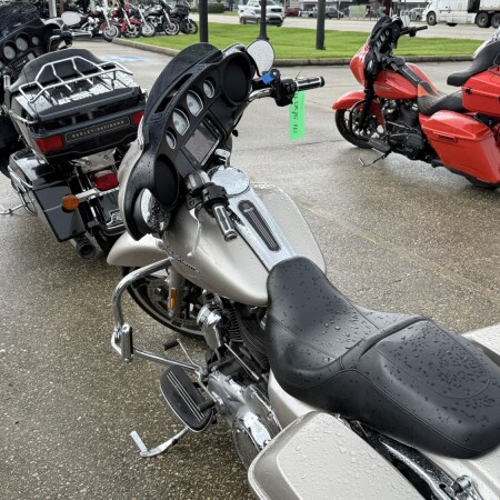 2018 Harley-Davidson® Street Glide® thumb 2