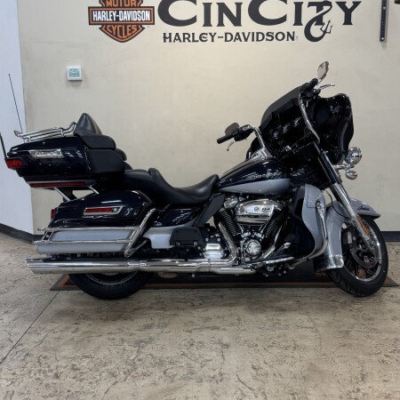 2019 Harley-Davidson<sup>®</sup> Ultra Limited Low Midnight Blue/Barracuda Silver FLHTKL thumb 2