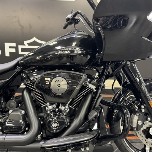 2026 Harley-Davidson® Road Glide® Vivid Black Black Trim thumb 2