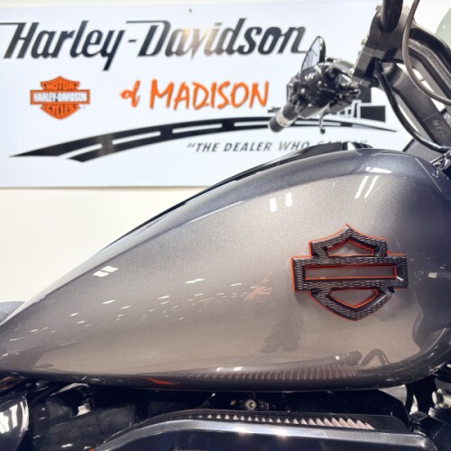 2025 FLTRXSE Harley-Davidson® CVO™ Road Glide® Raven Fade 135 Motor thumb 1