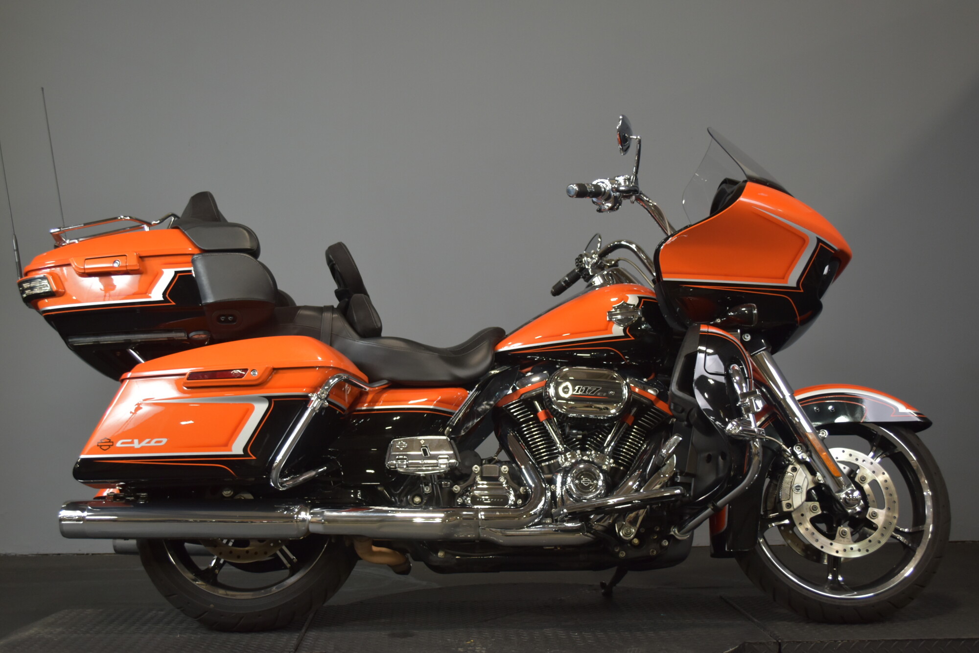 2022 Harley-Davidson® CVO™ Road Glide® Limited Wicked Orange Pearl