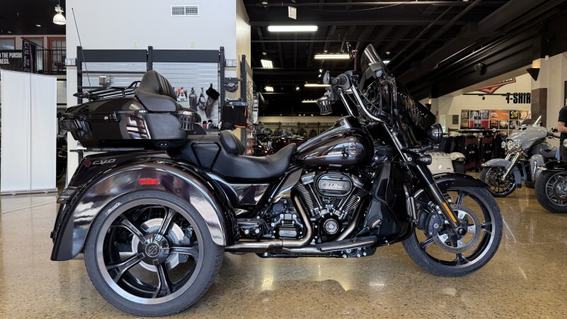 2021 Harley-Davidson® CVO™ Tri Glide® Charred Crimson