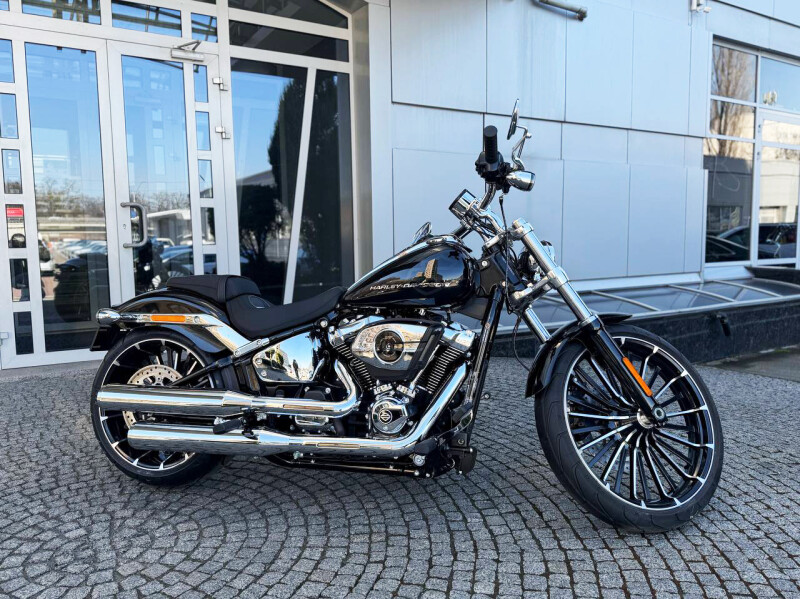 2025 Harley-Davidson<sup>®</sup> Breakout<sup>®</sup> Vivid Black