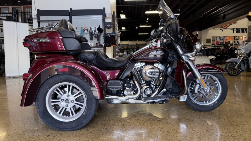 2015 Harley-Davidson® Tri Glide® Ultra Two-Tone Mysterious Red Sunglo/Blackened Cayenne Sunglo