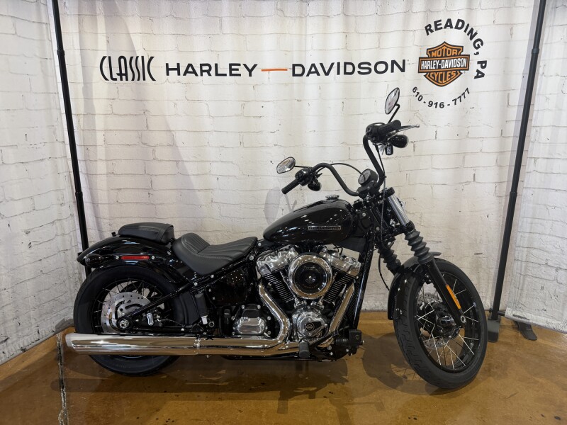 2026 Harley-Davidson® Street Bob® Vivid Black Chrome Cast Wheels