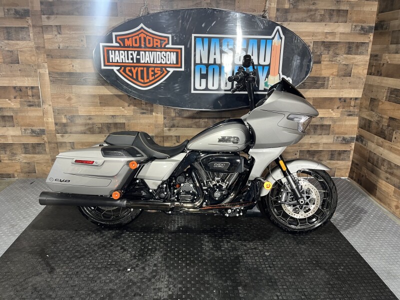 2023 Harley-Davidson® CVO™ Road Glide® Dark Platinum w/Pinstripe