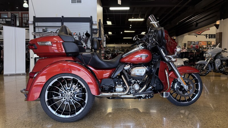 2025 Harley-Davidson® Tri Glide® Ultra Whiskey Fire / Vivid Black