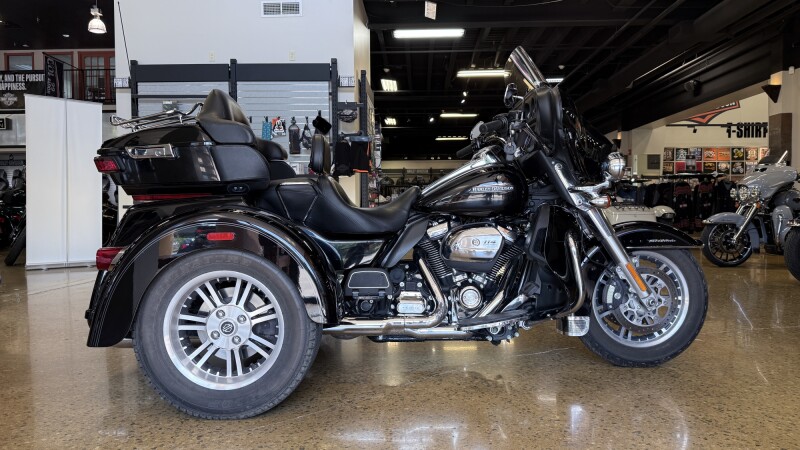 2019 Harley-Davidson® Tri Glide® Ultra Vivid Black