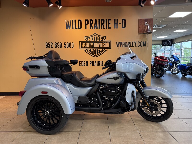 2025 Harley-Davidson® Tri Glide® Ultra Atlas Silver Metallic - Black Finish