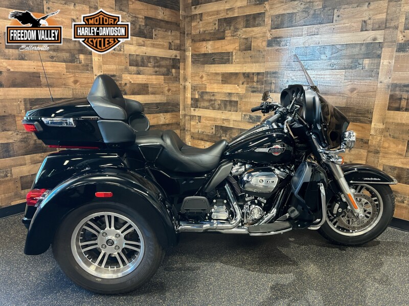 2024 Harley-Davidson® Tri Glide® Ultra Vivid Black FLHTCUTG