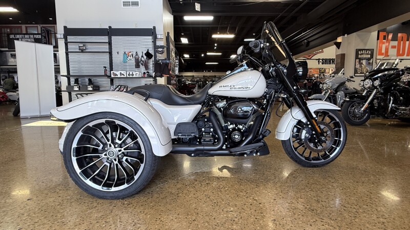 2023 Harley-Davidson® Freewheeler® White Sand Pearl