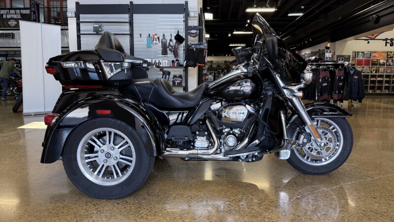 2023 Harley-Davidson® Tri Glide® Ultra Vivid Black