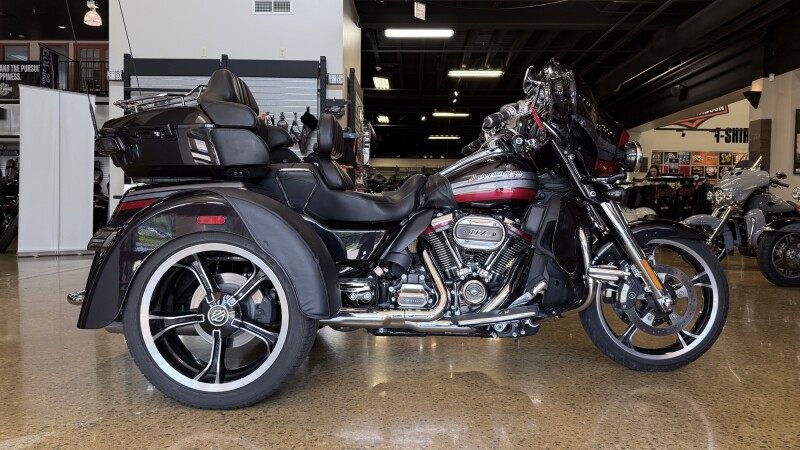2020 Harley-Davidson® CVO™ Tri Glide® Black Stardust w/ Magnetic Gray & Wicked Red