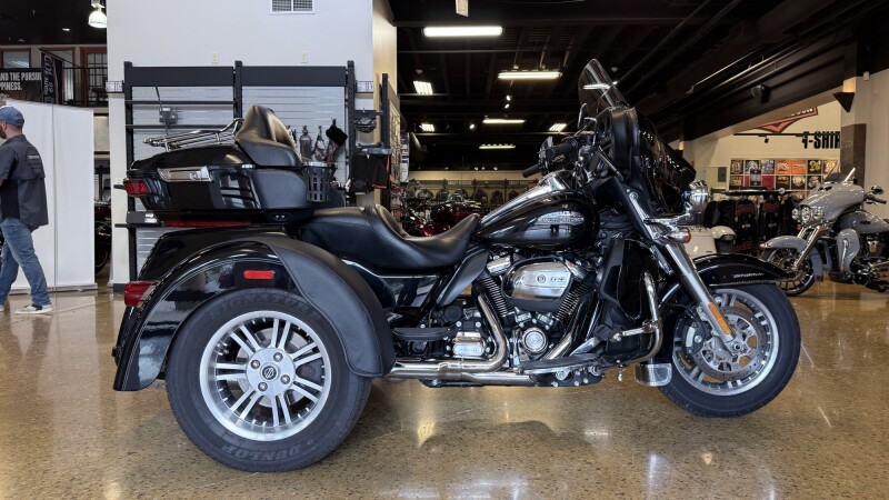 2019 Harley-Davidson® Tri Glide® Ultra Vivid Black