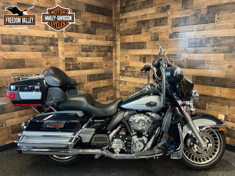 2013 Harley-Davidson® Electra Glide® Classic Two-Tone Midnight Pearl/Brilliant Silver FLHTCU