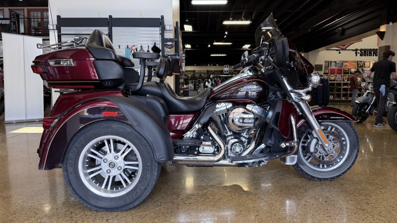 2015 Harley-Davidson® Tri Glide® Ultra Mysterious Red Sunglo