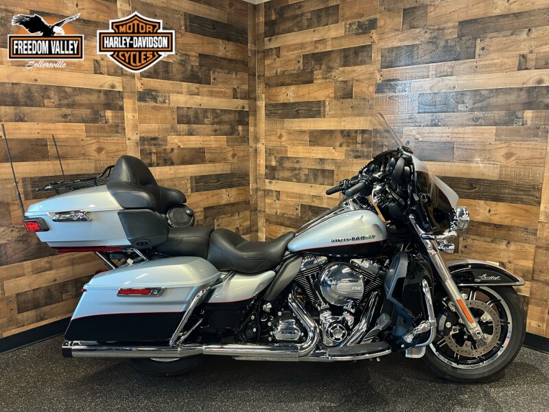 2015 Harley-Davidson® Electra Glide® Ultra Classic™ Brilliant Silver Pearl FLHTK