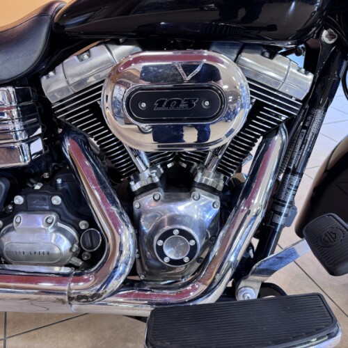 2016 Harley-Davidson® Switchback™ Vivid Black thumb 2