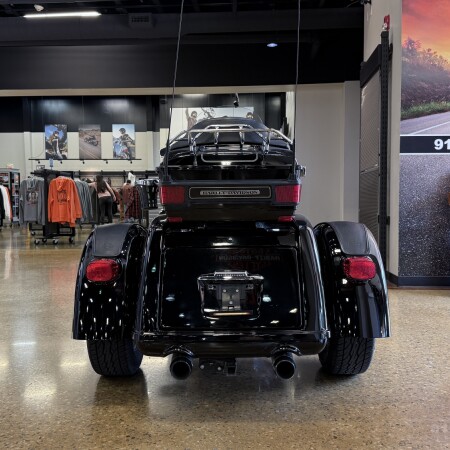 2010 Harley-Davidson® Tri Glide® Ultra Classic® Black thumb 1
