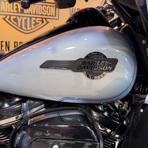 2025 Harley-Davidson® Tri Glide® Ultra Atlas Silver Metallic - Black Finish thumb 3