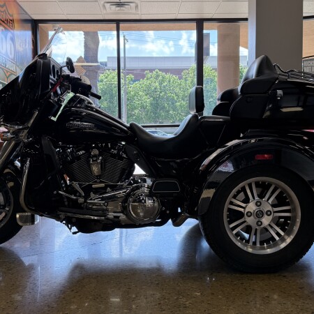 2019 Harley-Davidson® Tri Glide® Ultra Vivid Black thumb 2