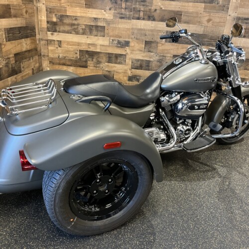 2018 Harley-Davidson® Freewheeler® Industrial Gray Denim FLRT thumb 2