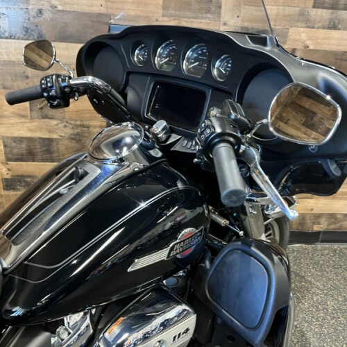 2024 Harley-Davidson® Tri Glide® Ultra Vivid Black FLHTCUTG thumb 0