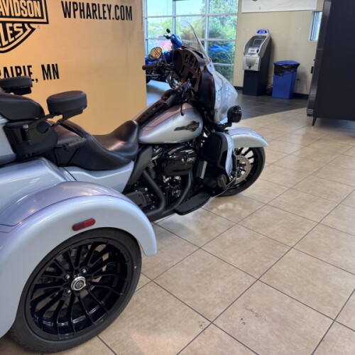 2025 Harley-Davidson® Tri Glide® Ultra Atlas Silver Metallic - Black Finish thumb 1