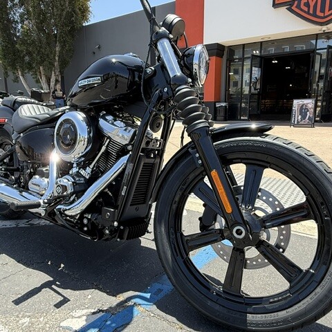 2026 Harley-Davidson® Street Bob® Vivid Black Chrome Cast Wheels thumb 2