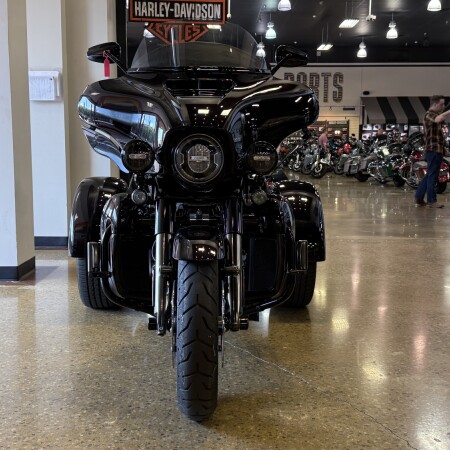 2021 Harley-Davidson® CVO™ Tri Glide® Charred Crimson thumb 3