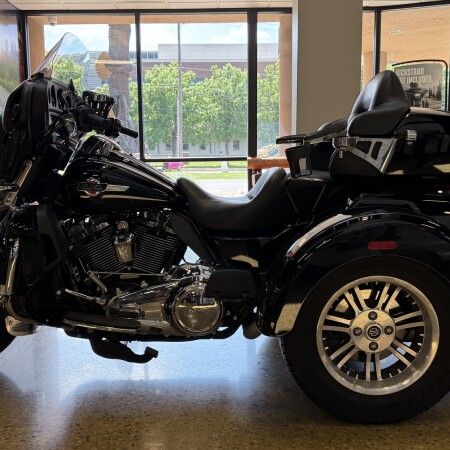 2023 Harley-Davidson® Tri Glide® Ultra Vivid Black thumb 2