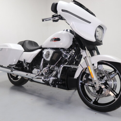 2024 Harley-Davidson® Street Glide® White Onyx Pearl thumb 3