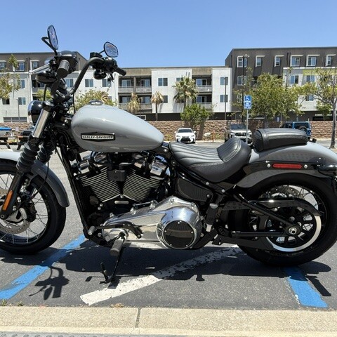 2026 Harley-Davidson® Street Bob® Dark Billiard Gray Chrome Laced Wheels thumb 0