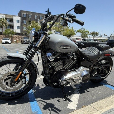 2026 Harley-Davidson® Street Bob® Dark Billiard Gray Chrome Laced Wheels thumb 1