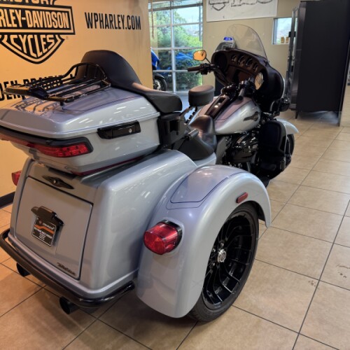 2025 Harley-Davidson® Tri Glide® Ultra Atlas Silver Metallic - Black Finish thumb 0