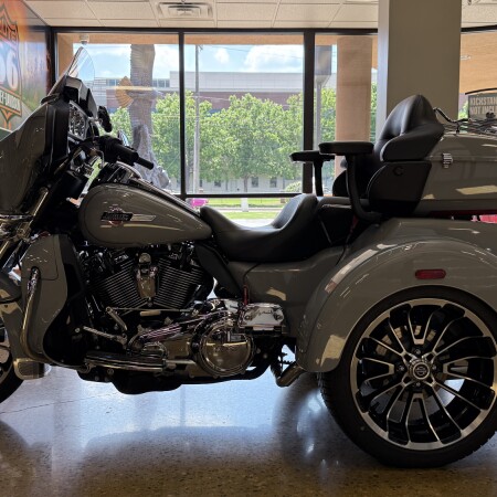 2025 Harley-Davidson® Tri Glide® Ultra Billiard Gray thumb 2