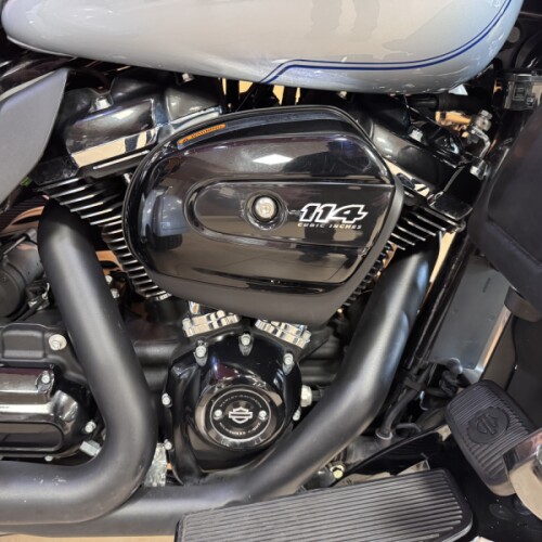 2025 Harley-Davidson® Tri Glide® Ultra Atlas Silver Metallic - Black Finish thumb 2