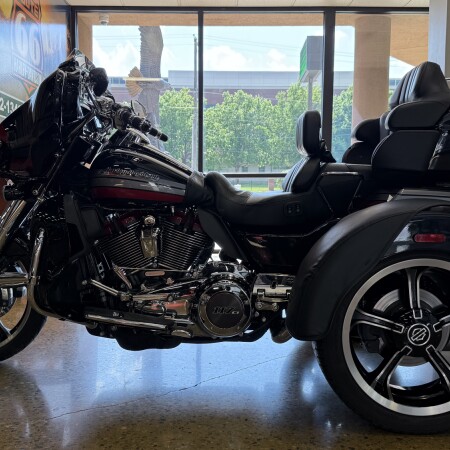 2020 Harley-Davidson® CVO™ Tri Glide® Black Stardust w/ Magnetic Gray & Wicked Red thumb 2