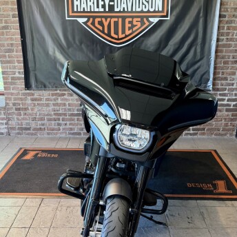 2024 Harley-Davidson® Street Glide® Vivid Black - Black Finish thumb 2