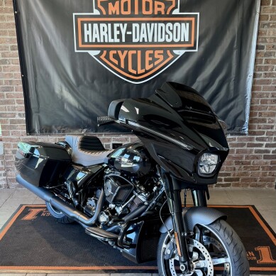 2024 Harley-Davidson® Street Glide® Vivid Black - Black Finish thumb 3