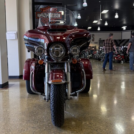 2015 Harley-Davidson® Tri Glide® Ultra Two-Tone Mysterious Red Sunglo/Blackened Cayenne Sunglo thumb 3