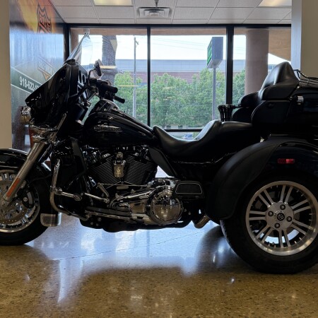 2019 Harley-Davidson® Tri Glide® Ultra Vivid Black thumb 2