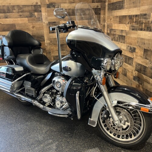 2013 Harley-Davidson® Electra Glide® Classic Two-Tone Midnight Pearl/Brilliant Silver FLHTCU thumb 2