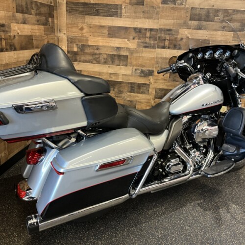2015 Harley-Davidson® Electra Glide® Ultra Classic™ Brilliant Silver Pearl FLHTK thumb 2