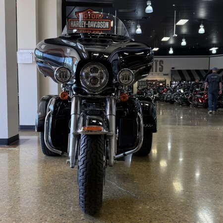 2019 Harley-Davidson® Tri Glide® Ultra Vivid Black thumb 3