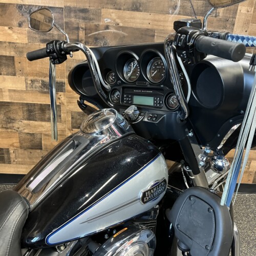 2013 Harley-Davidson® Electra Glide® Classic Two-Tone Midnight Pearl/Brilliant Silver FLHTCU thumb 0