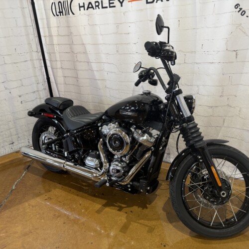 2026 Harley-Davidson® Street Bob® Vivid Black Chrome Cast Wheels thumb 1