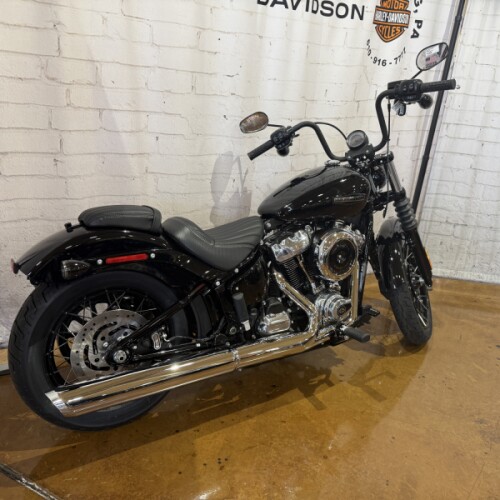 2026 Harley-Davidson® Street Bob® Vivid Black Chrome Cast Wheels thumb 3